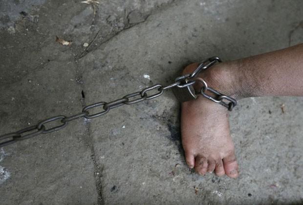 Σατανική γιαγιά: Είχε «φυλακίσει» το 13χρονο εγγόνι της γυμνό και αλυσοδεμένο σε κλουβί σκύλου - Media