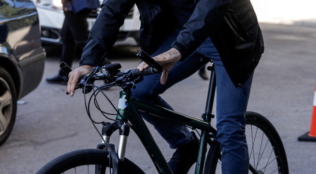 Ποιος βουλευτής της Νέας Δημοκρατίας εμφανίστηκε στο Καβούρι με ποδήλατο (Photos) - Media