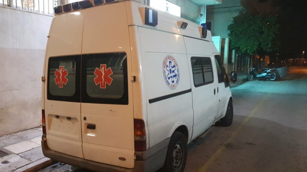 Συναγερμός στο σπίτι του Χρυσοχοΐδη - Πάρκαρε κοντά ασθενοφόρο με πλαστές πινακίδες (Photos)  - Media