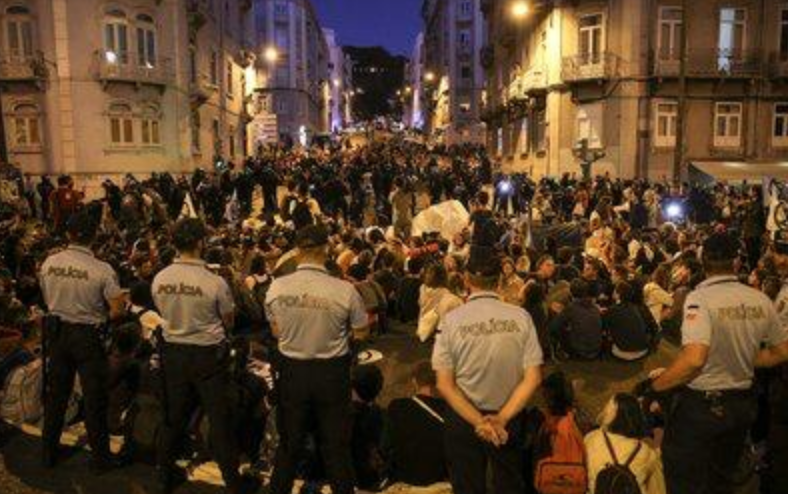 Αστυνομικοί διαδηλώνουν ζητώντας αυξήσεις και καλύτερες συνθήκες εργασίας - Media