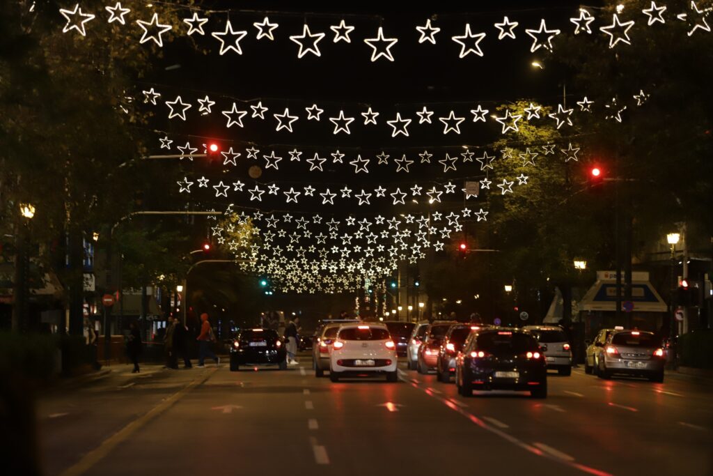 Ξηλώνει τα χριστουγεννιάτικα αστεράκια ο Κώστας Μπακογιάννης - Media