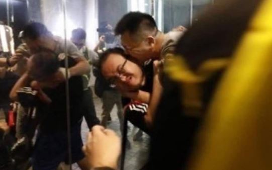 Χονγκ Κονγκ: Του έκοψε το αυτί - Τέσσερις τραυματίες από επίθεση σε εμπορικό - Media