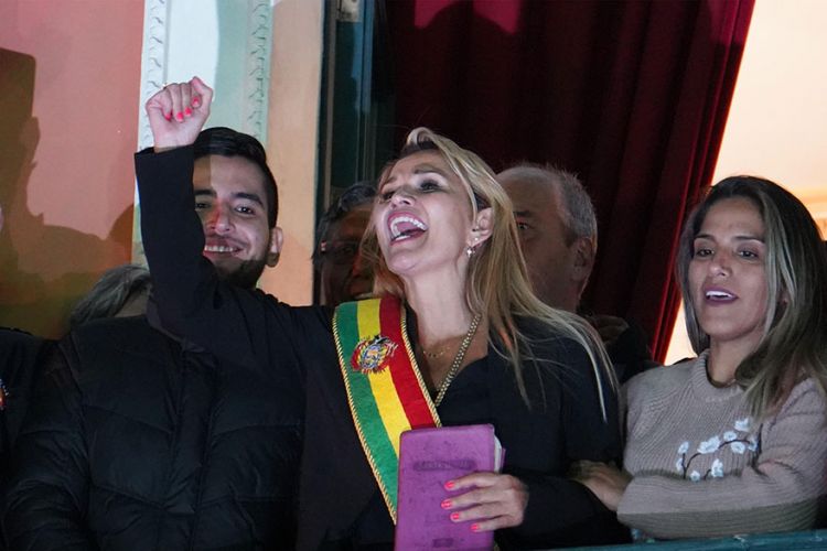 Ποια είναι η αυτοανακηρυχθείσα «μεταβατική πρόεδρος» της Βολιβίας - Πανηγυρίζουν ΗΠΑ-Βραζιλία - Media