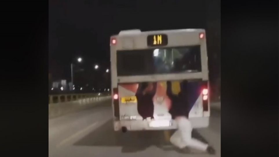 Επικίνδυνα παιχνίδια: Νεαροί σκαρφαλώνουν σε λεωφορείο που βρίσκεται εν κινήσει (Video)  - Media