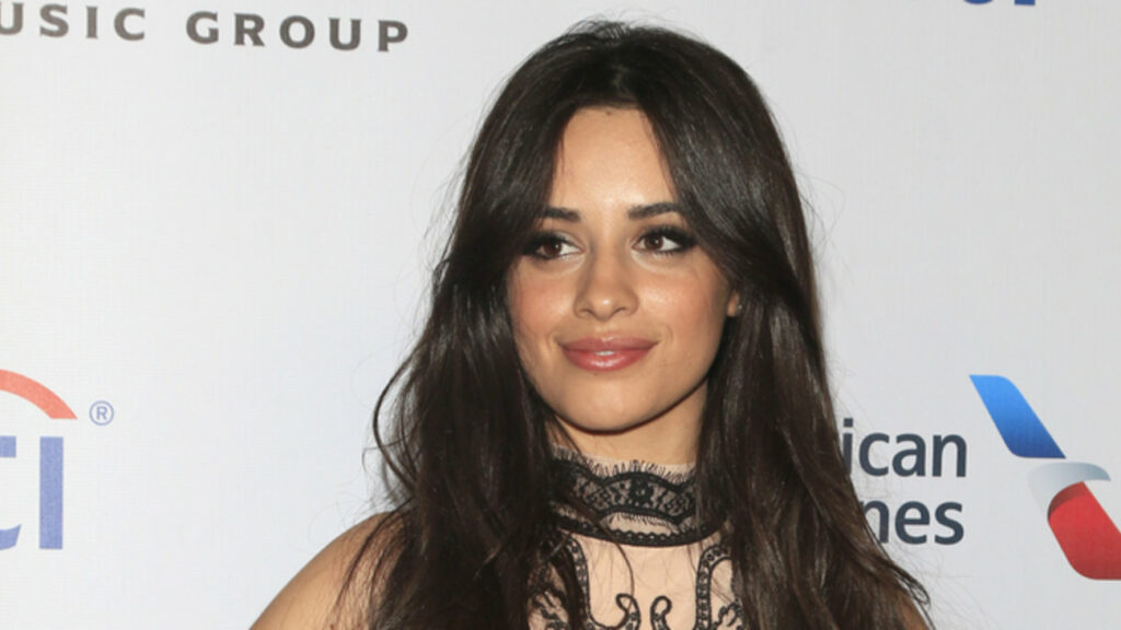 H Camila Cabello ομολογεί: Έκλεψα από το παλάτι του Kensington (Video) - Media