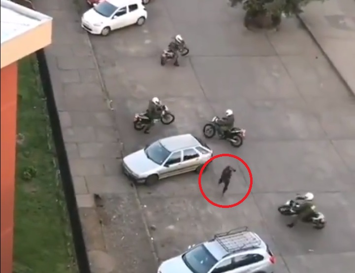 Χιλή: Ατρόμητος διαδηλωτής «γλεντά» 5 «ζητάδες» που τον καταδιώκουν - Δείτε το απροσδόκητο φινάλε! (Video) - Media