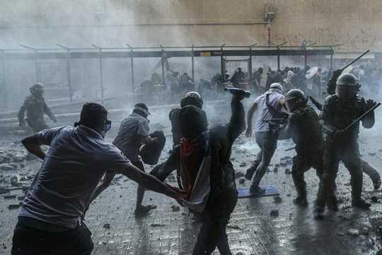 Χιλή: Απτόητοι οι διαδηλωτές επιτίθενται σε αστυνομικά τμήματα (Videos) - Media