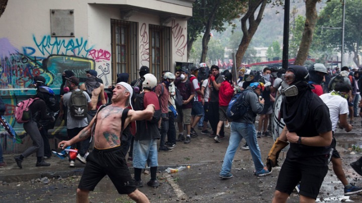 Χιλή: Σύλληψη Αμερικανού πολίτη για τραυματισμό διαδηλωτή με πυροβόλο όπλο - Media