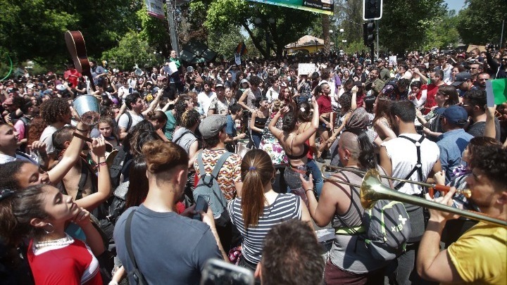 Χιλή: Νέες κινητοποιήσεις σε όλη τη χώρα -  Συνεχίζεται η πίεση στον πρόεδρο Πινιέρα  - Media