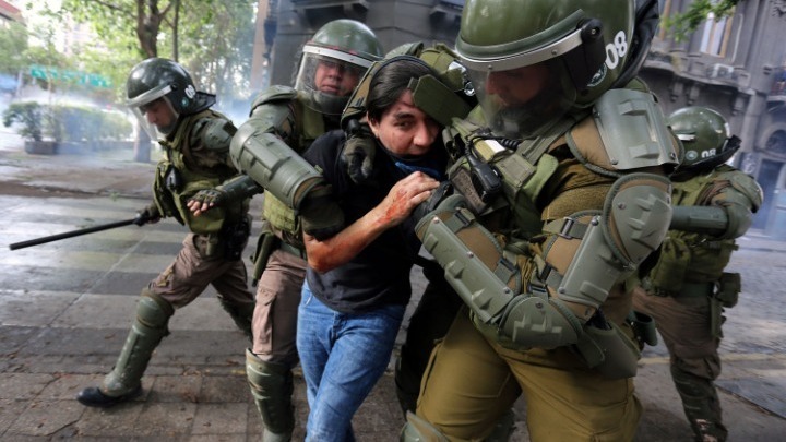 Χιλή: Αφού τύφλωσε δεκάδες διαδηλωτές, η αστυνομία αναστέλλει τη χρήση σφαιρών με καουτσούκ (Video) - Media