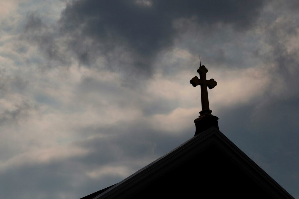 Καθολικοί ιερείς βίαζαν κωφά παιδιά σε ίδρυμα - Καταδικάστηκαν σε πολυετή κάθειρξη - Media
