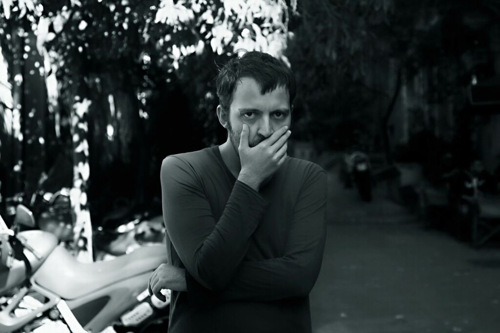 O Αύγουστος Κορτώ κατακεραυνώνει τα ψησίματα έξω από κέντρα μεταναστών: Αποκλείεται να είσαι ευτυχισμένος - Media