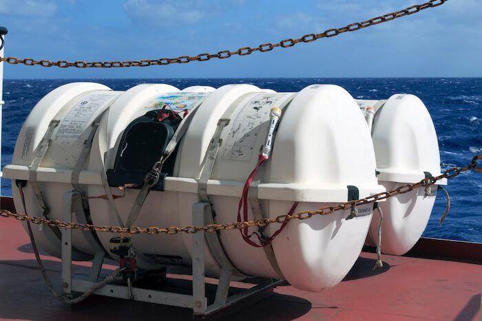 Τι είναι τα «βαρελάκια» που βλέπουμε στα πλοία - Η εντυπωσιακή «μεταμόρφωση» μόλις πέσουν στη θάλασσα (Videos) - Media