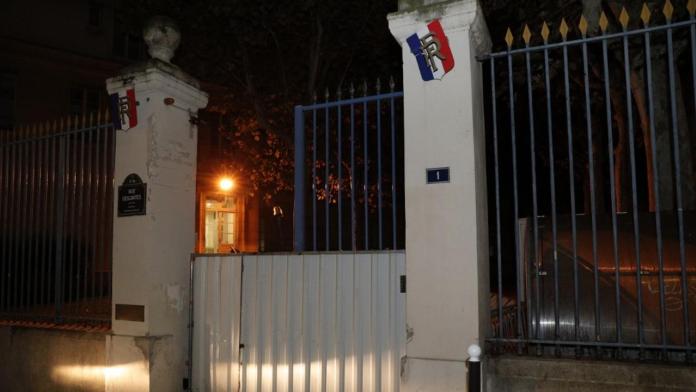 Γαλλία: Φοιτητές έσπασαν τις πύλες του υπουργείου Παιδείας - Έσκισαν βιβλίο του Ολάντ και ακύρωσαν ομιλία του (Video) - Media