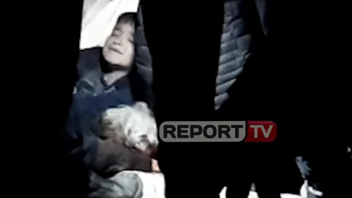 Αλβανία: Η συγκλονιστική διάσωση μικρού παιδιού δίπλα στη νεκρή γιαγιά του από τα συντρίμια (Video) - Media