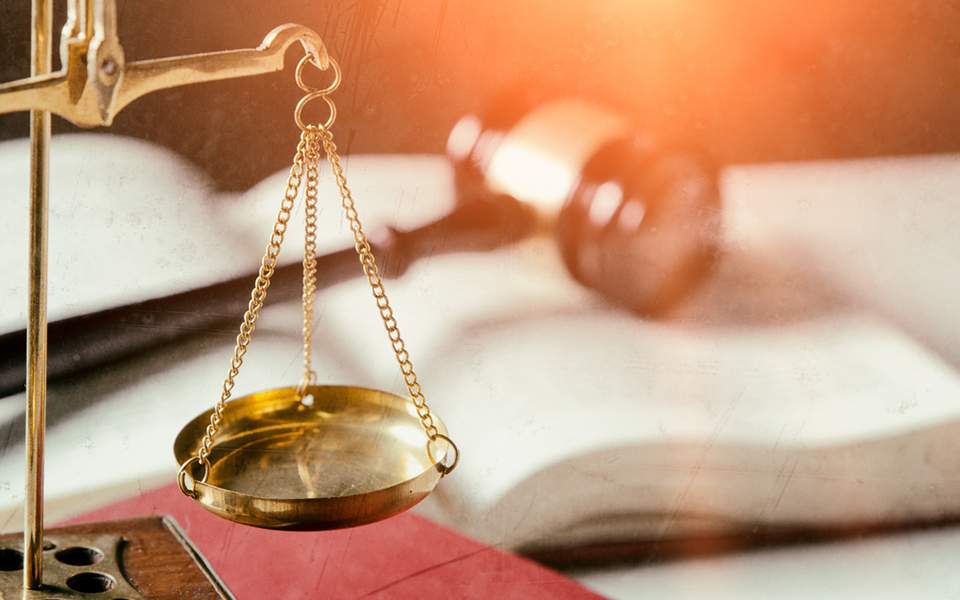 ΗΠΑ: Γυναίκα κινδυνεύει με φυλάκιση επειδή κυκλοφορούσε γυμνόστηθη στο σπίτι της - Media