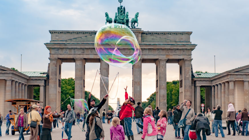 Το Βερολίνο γιορτάζει την πτώση του Τείχους με μεγαλύτερο σκεπτικισμό από ποτέ - Media