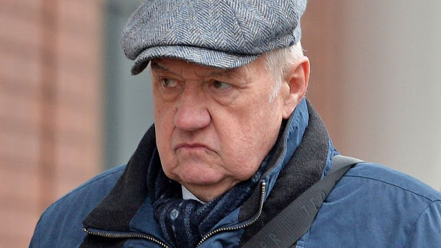 Ρωσία: Αστυνομικός σταματά την κυκλοφορία και δίνει προτεραιότητα σε πάπιες που βγήκαν βόλτα στην λιακάδα (Video) - Media