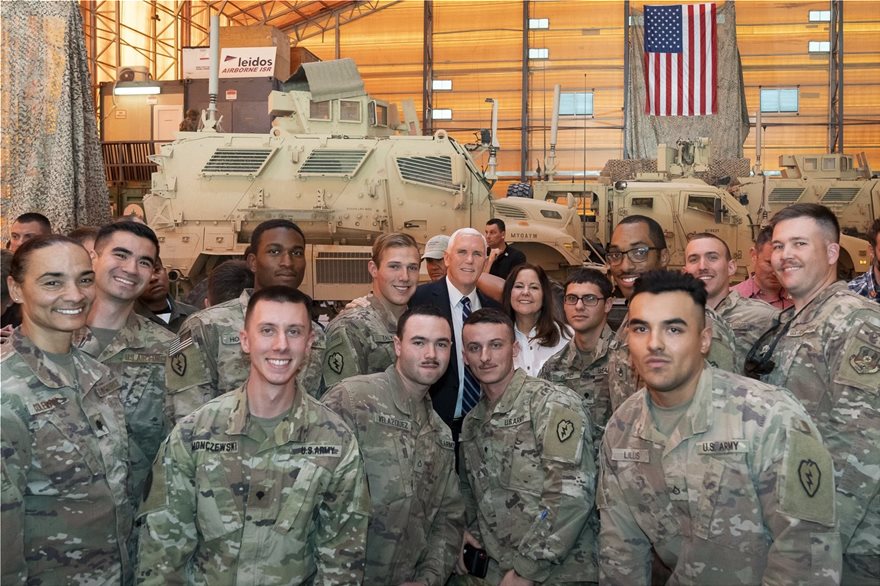 ΗΠΑ: Ο Μάικ Πενς επισκέφθηκε αμερικανικά στρατεύματα στο Ιράκ - Media