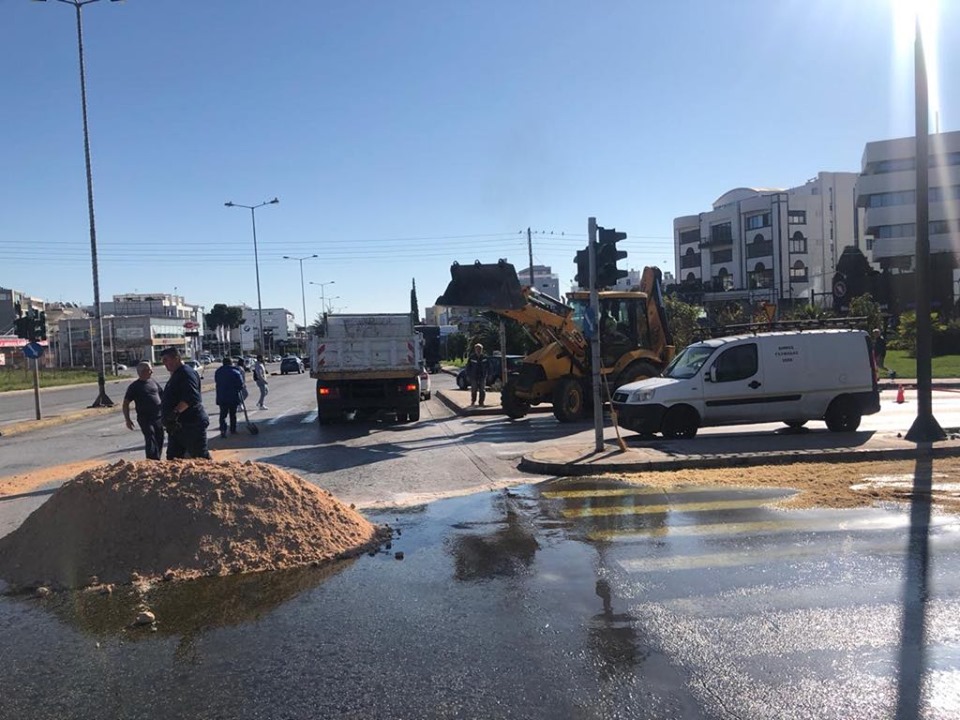 Γέμισε με λάδια η Λ. Βουλιαγμένης - Προσοχή, μεγάλος κίνδυνος ατυχήματος (photos) - Media
