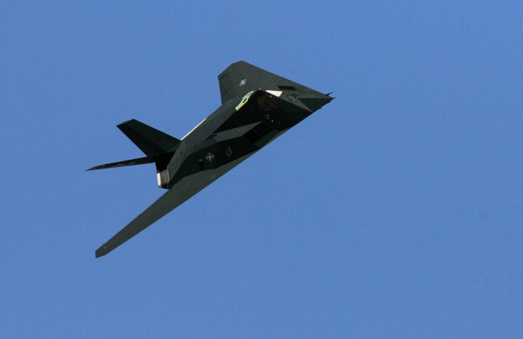 Το μυστήριο βαθαίνει: Γιατί τα F-117 πετούν πάνω από τη διαβόητη «Area 51» - Media