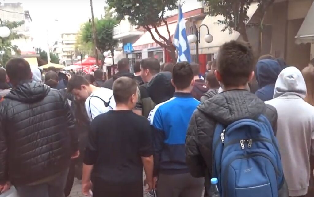 Ανατριχίλα από συνθήματα σε πορεία μαθητών στα Γιαννιτσά: «Έξω από τα σχολεία οι λαθρομετανάστες» (Video) - Media
