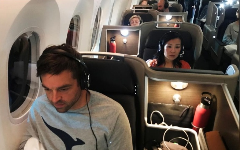 «Έτσι βίωσα την μεγαλύτερη πτήση στον κόσμο»: Επιβάτες με καλώδια, ειδικό γεύμα, άσκηση και δύο ανατολές ηλίου (Photos) - Media