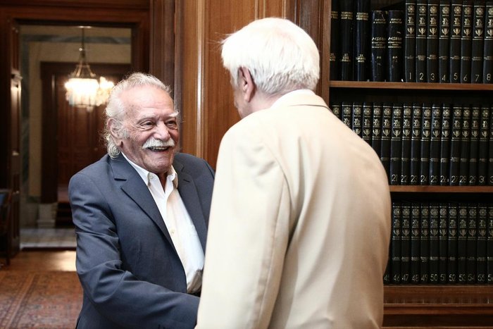 Τον Μανώλη Γλέζο επισκέφτηκε στο Νοσοκομείο ο Προκόπης Παυλόπουλος - Media