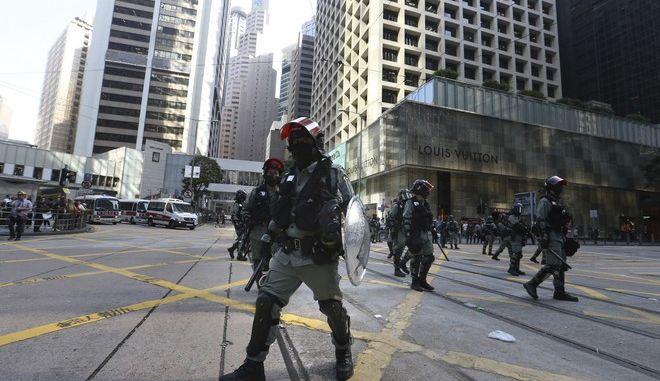 Χονγκ Κονγκ: Περίπου 100 διαδηλωτές παραμένουν στο Πολυτεχνείο - Να αποχωρήσουν ζητούν οι αρχές - Media