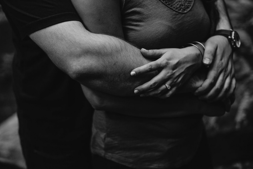 Τους αγκάλιαζαν συγκινημένοι και τους… ξάφριζαν   - Media