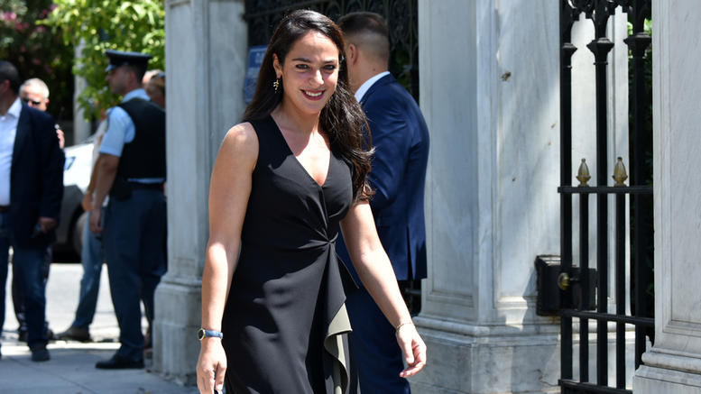 Η Δόμνα κρύβεται από τους δημοσιογράφους - Media