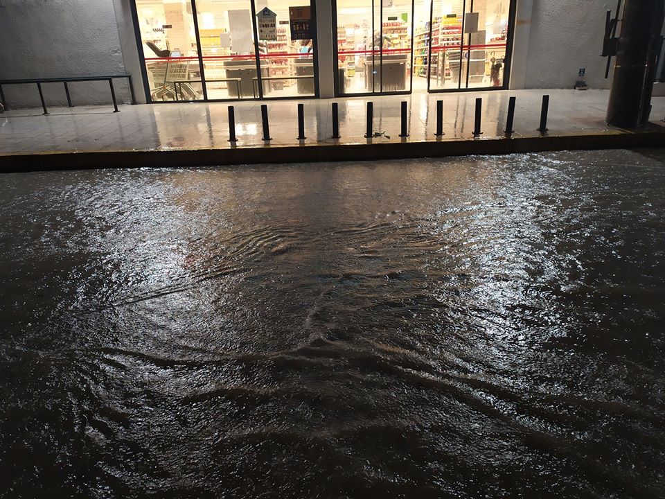 Ιεράπετρα όπως Βενετία: Πλημμύρισε το κέντρο της πόλης από την έντονη βροχόπτωση (Photos) - Media
