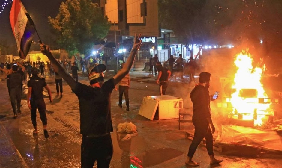 Ιράκ: Διαδηλωτές πυρπόλησαν το προξενείο του Ιράν στην Νατζάφ - Media
