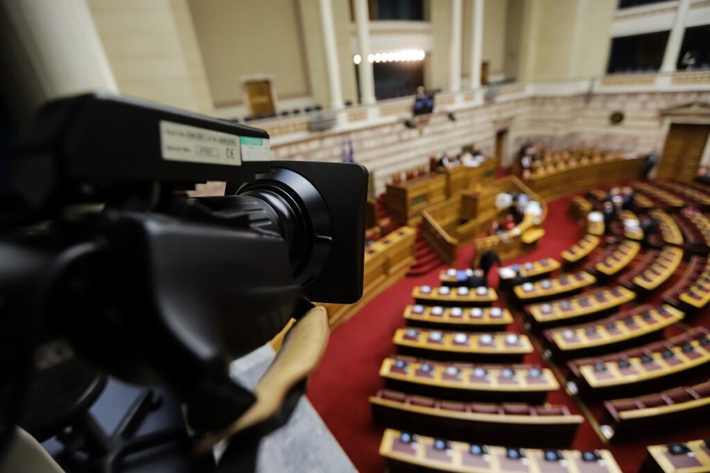 Κανάλι Βουλής: Διέκοψαν τη ζωντανή μετάδοση των εργασιών της Βουλής για… κομματική εκδήλωση - Media
