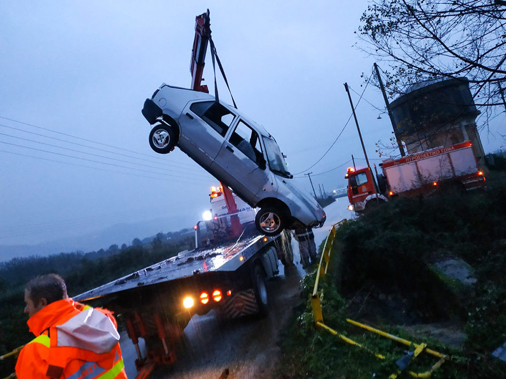 Καβάλα: Νεκρός ανασύρθηκε οδηγός αυτοκινήτου που «βούτηξε» σε αρδευτικό κανάλι (Photos) - Media