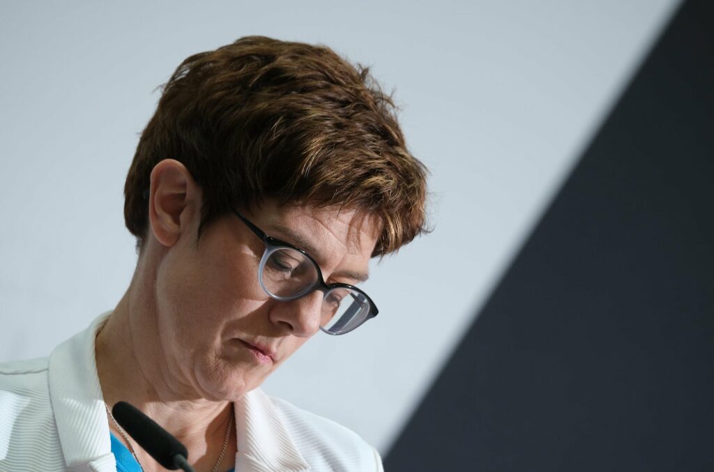 Χάος στο συνέδριο του CDU - Καρενμπάουερ: Ή με στηρίζετε ή παραιτούμαι - Media