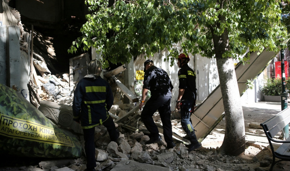 Κατέρρευσε μέρος κτιρίου επί της Αιόλου στην Αθήνα (Photos) - Media