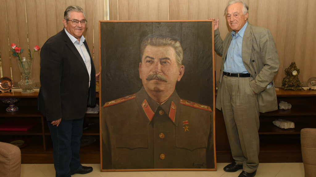 Ένα τεράστιο πορτρέτο του Στάλιν δώρο στο αρχείο του ΚΚΕ (Photos) - Media Gallery 4