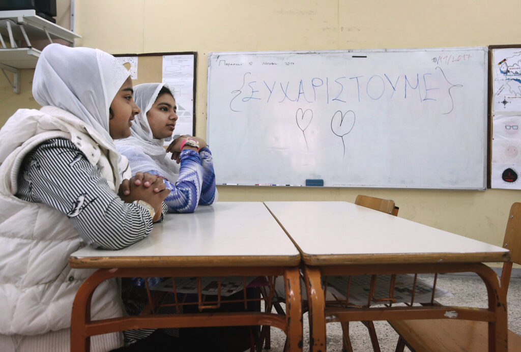 Ο Μπακογιάννης βάζει λουκέτο στο κυριακάτικο σχολείο για παιδιά μεταναστών - Καταγγελίες και αντιδράσεις  - Media