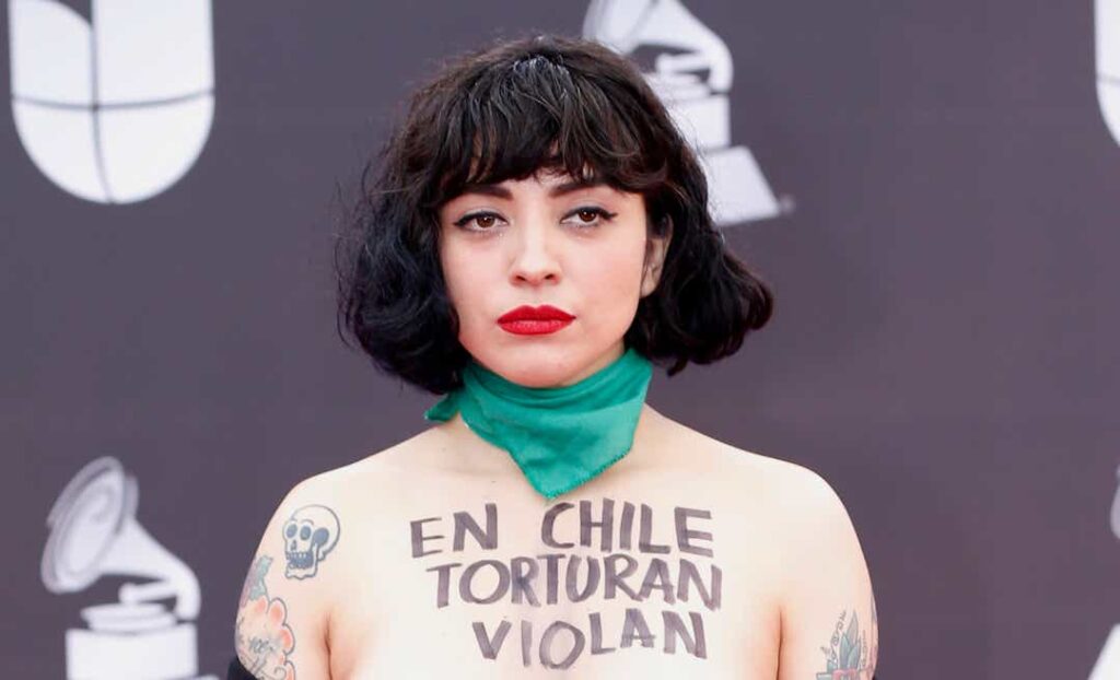 Τραγουδίστρια από τη Χιλή αποκάλυψε το στήθος της για να στείλει μήνυμα ότι «στη Χιλή βασανίζουν»! (Video) - Media