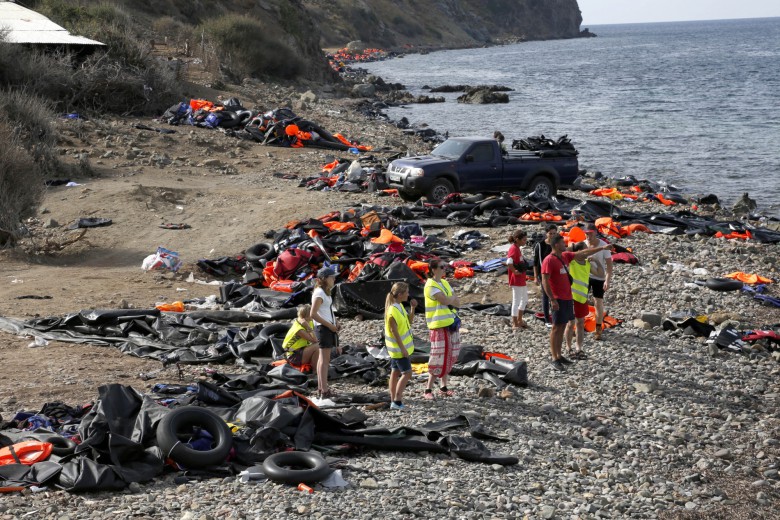 Λέσβος: Εθελόντριες καταγγέλλουν απειλές με μαχαίρι από πρώην δήμαρχο (Video) - Media