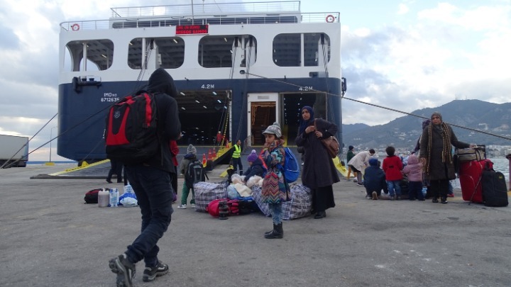 Στο λιμάνι του Πειραιά 61 ακόμη μετανάστες και πρόσφυγες - Media