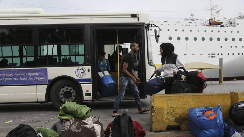 Στο λιμάνι του Πειραιά 76 μετανάστες και πρόσφυγες από νησιά του Αιγαίου - Media