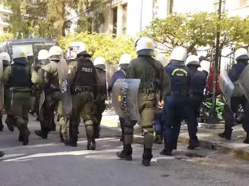 «Όχι συλλήψεις, μόνο ξύλο»: Καταγγελία δικηγόρων για την επίθεση των ΜΑΤ στην Ευελπίδων - Media