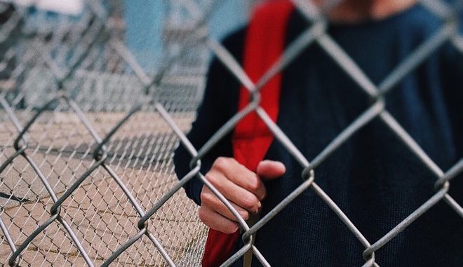 Στον εισαγγελέα ο μαθητής που κρατούσε ψεύτικο όπλο σε σχολείο - Media