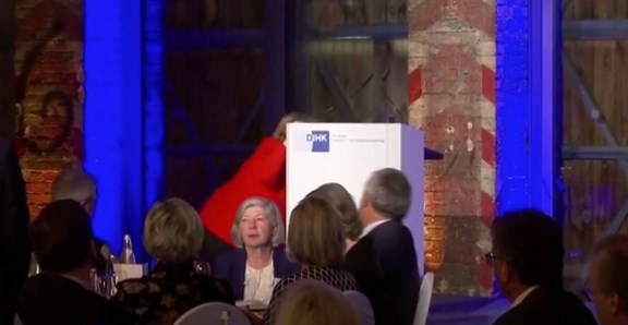 Ατύχημα για Μέρκελ: Έπεσε ανεβαίνοντας σε πόντιουμ (Video) - Media