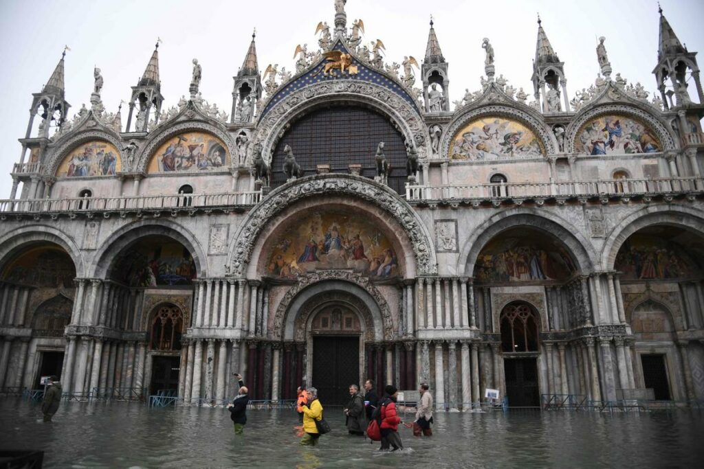 Κάτω από το νερό η Βενετία: Πλημμύρισε η πλατεία του Αγίου Μάρκου, κύματα στα κανάλια (Photos/Videos) - Media