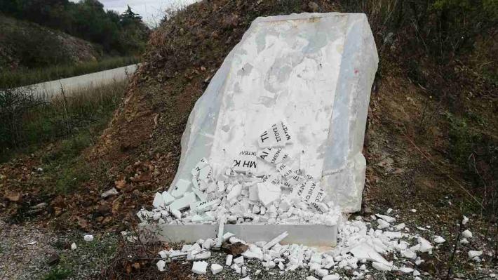 Φασίστες βεβήλωσαν μνημείο για τους μαχητές του ΕΛΑΣ στους Μολάους (Photos) - Media