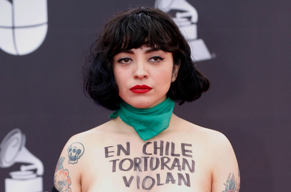Γυμνή διαμαρτυρία γνωστής τραγουδίστριας για τη βία στη Χιλή (Photo|Video) - Media