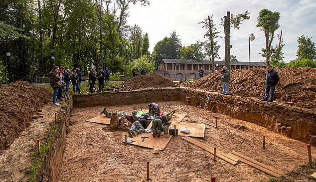 Ρωσία: Ξήλωσαν πάτωμα σχολής χορού και βρήκαν τον σκελετό στρατηγού του Ναπολέοντα (Photos) - Media